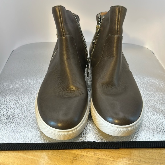 Gentle soul ankle boots. Gray with zippers on both sides of the boot. Size 9 1/2 - Picture 1 of 7